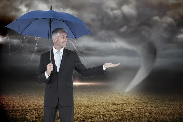 Geschäftsmann mit Regenschirm — Stockfoto