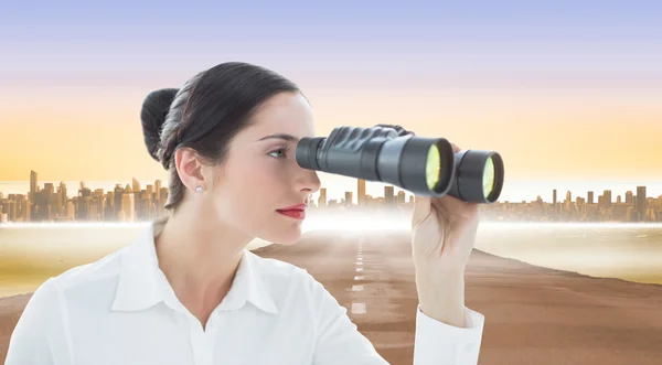 Business woman looking through binoculars — Stock Photo, Image