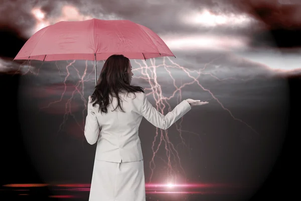 Empresária segurando guarda-chuva — Fotografia de Stock