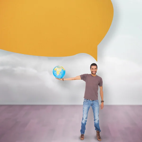Mann hält Globus mit Sprechblase — Stockfoto