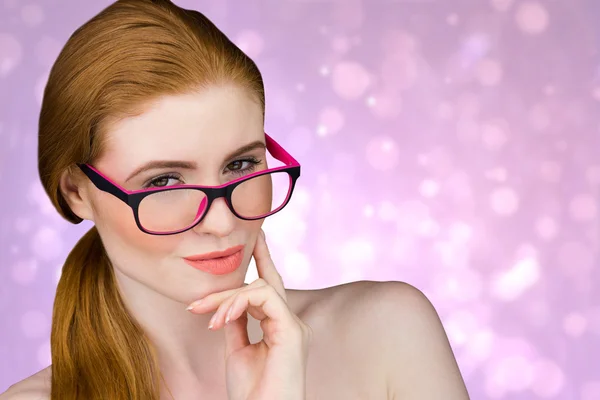 Rousse posant avec des lunettes — Photo