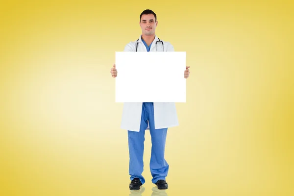 Jovem médico mostrando cartão — Fotografia de Stock