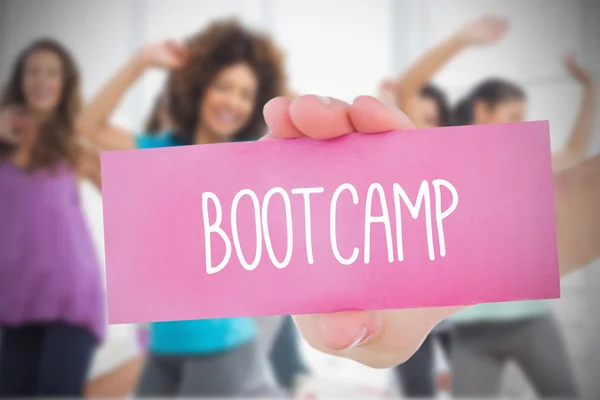 Mujer sosteniendo tarjeta rosa diciendo bootcamp — Foto de Stock