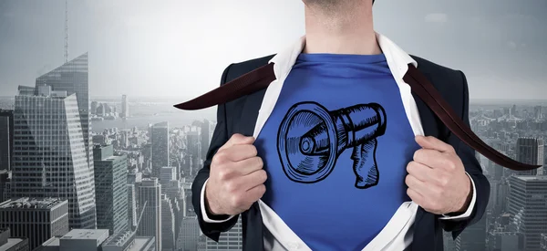 Бизнесмен открывает рубашку в стиле супергероя — стоковое фото
