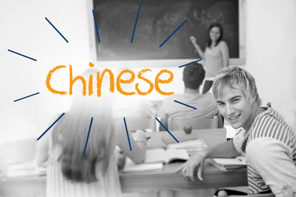 Chinesisch gegen Studenten im Klassenzimmer — Stockfoto