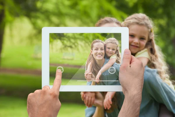 Hand som håller TabletPC — Stockfoto