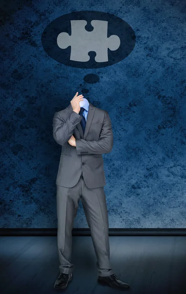 Uomo d'affari senza testa con puzzle nella bolla discorso — Foto Stock