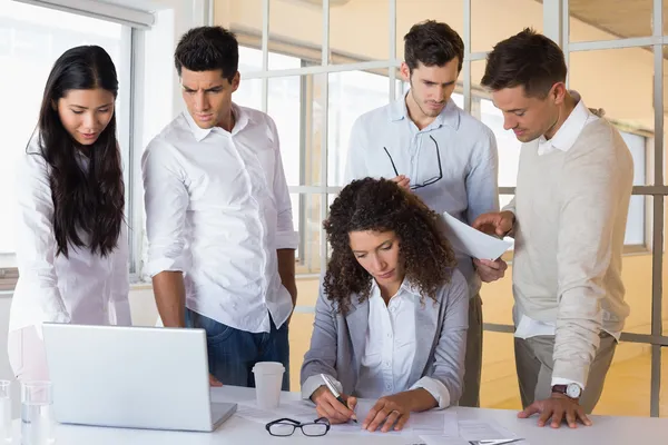 Equipe de negócios tendo uma reunião — Fotografia de Stock