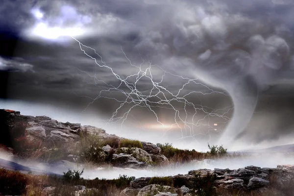 Stürmischer Himmel mit Tornado — Stockfoto