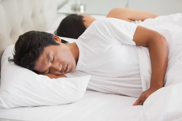 Pareja durmiendo en la cama — Foto de Stock