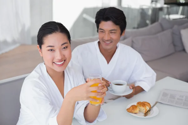 Couple in bathrobes spending the morning together — Stock Photo, Image