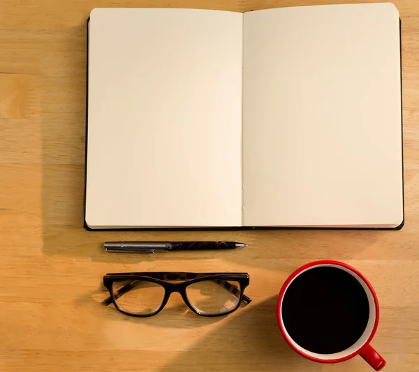 Overhead di notebook aperto con bicchieri da penna e caffè — Foto Stock