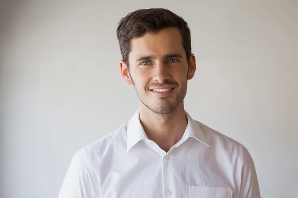 Hombre de negocios casual sonriendo a la cámara —  Fotos de Stock