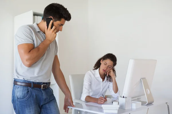 Casual Business Team arbeitet am Schreibtisch zusammen — Stockfoto