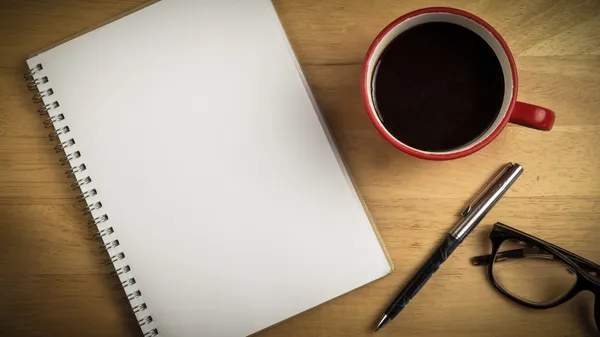 Επιβάρυνση της σημειωματάριο και στυλό και καφέ — Φωτογραφία Αρχείου