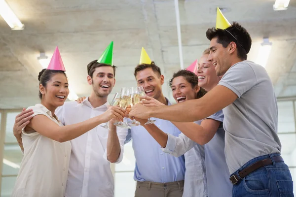 Casual affärskvinna laget firar med champagne — Stockfoto