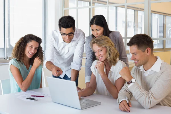 Zakelijke team met behulp van laptop — Stockfoto