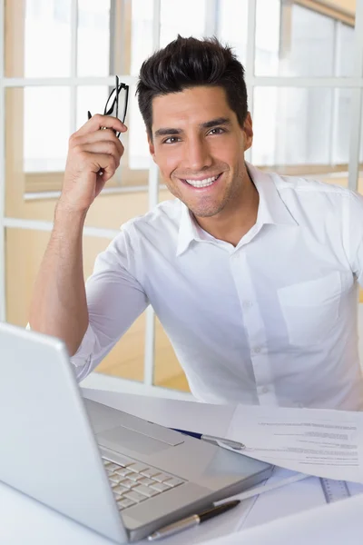 Zakenman met behulp van zijn laptop op zijn Bureau — Stockfoto