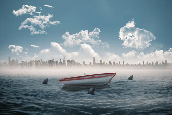 Requins encerclant bateau dans la mer — Photo