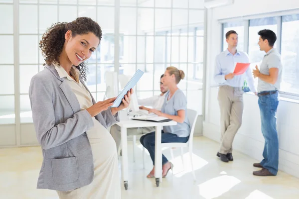 Gravid affärskvinna med hjälp av Tablet PC — Stockfoto