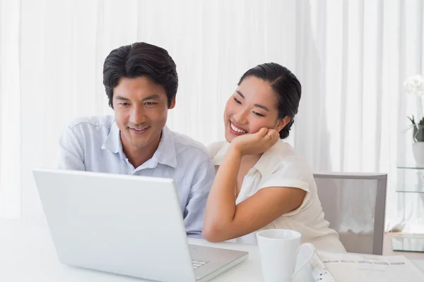 Casal feliz usando laptop juntos — Fotografia de Stock