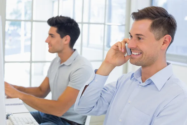 Affärsman som pratar i telefon — Stockfoto