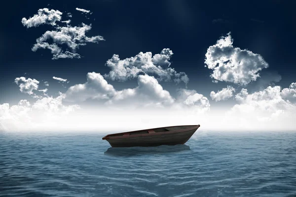 Liten båt i öppna havet — Stockfoto