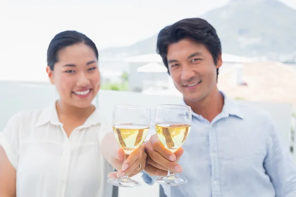幸福的夫妻有白葡萄酒 — 图库照片
