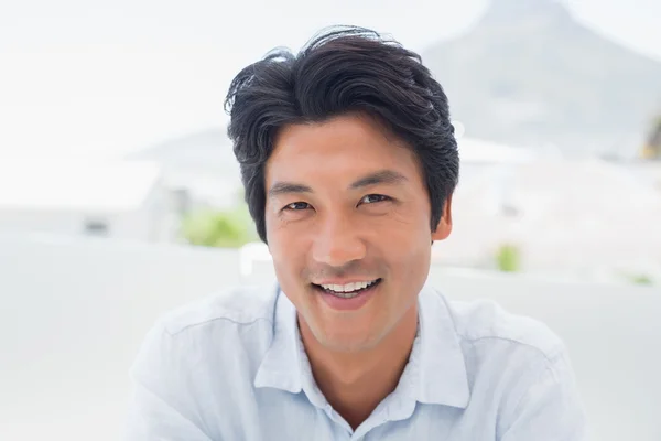 Hombre feliz sonriendo a la cámara — Foto de Stock