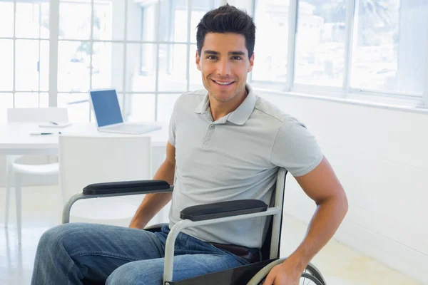 Casual επιχειρηματία σε αναπηρική καρέκλα που είναι χαμογελώντας σε κάμερα — Φωτογραφία Αρχείου