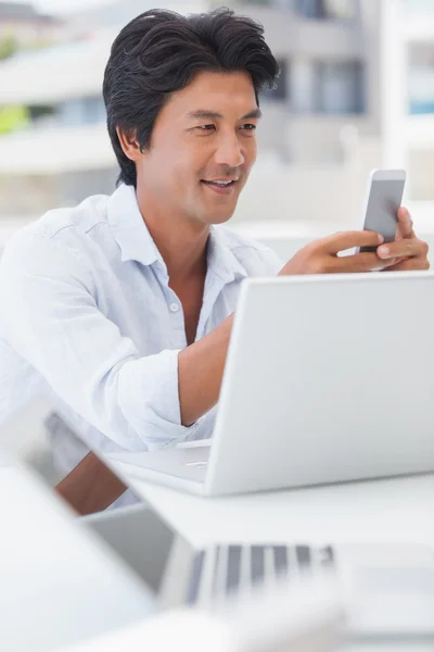 Happy man sending a text message — Stock Photo, Image