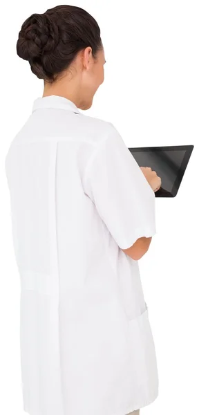 Красивая медсестра с помощью планшетного компьютера — стоковое фото