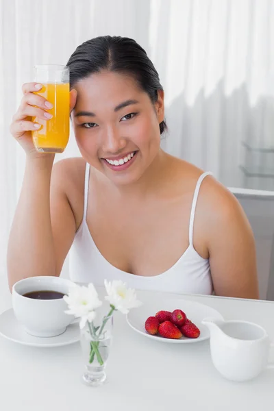Gelukkige vrouw met een gezond ontbijt — Stockfoto