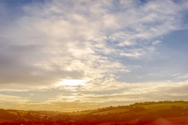 Paysage panoramique avec ciel nuageux — Photo