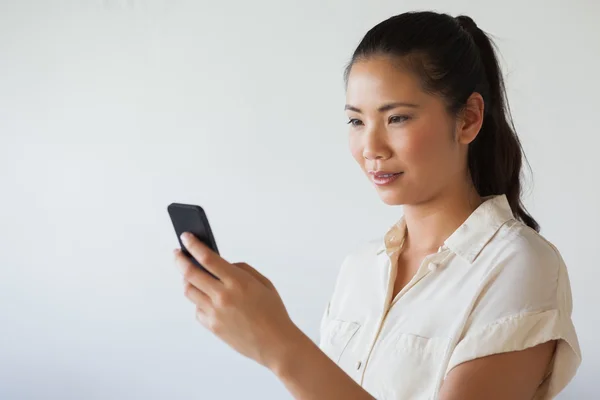 Casual businesswoman texting on the phone — Stock Photo, Image