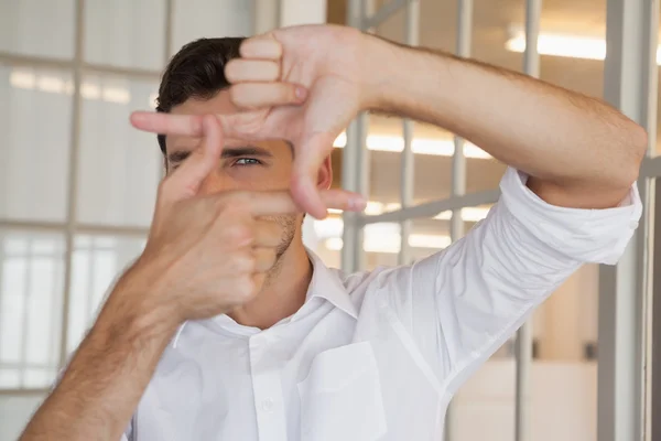 Hombre de negocios casual enmarcando con sus manos — Foto de Stock