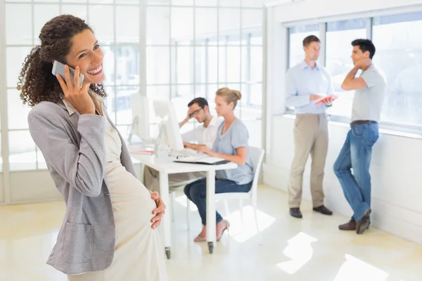 Gravid affärskvinna prata telefon — Stockfoto