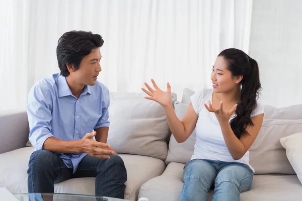 Pareja teniendo una disputa en el sofá — Foto de Stock