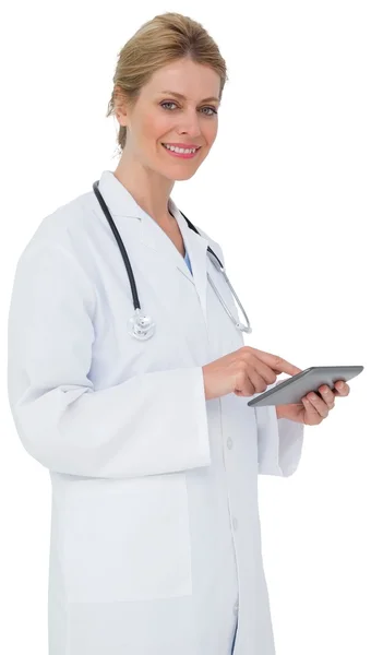 Doctor in lab coat using tablet pc — Stock Photo, Image