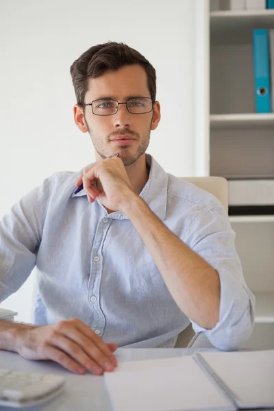 Hombre de negocios casual pensando en su escritorio — Foto de Stock