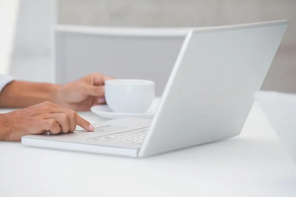 Man använder laptop med en kopp kaffe — Stockfoto