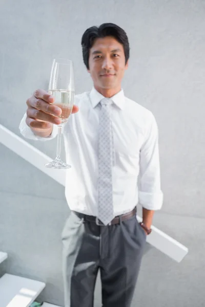 Homem feliz segurando flauta de champanhe — Fotografia de Stock