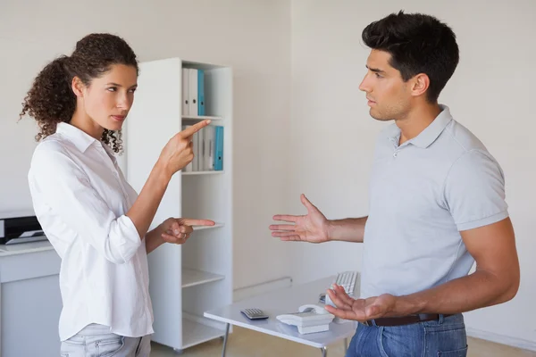 Socios de negocios casuales discutiendo — Foto de Stock