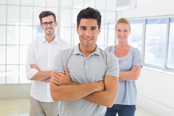 Equipe de negócios casual sorrindo para a câmera — Fotografia de Stock