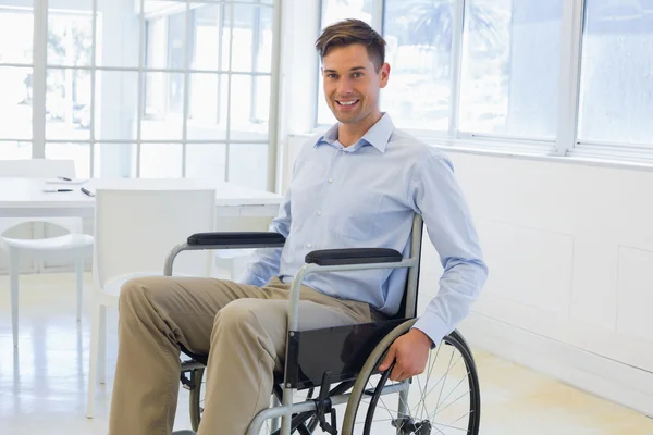 Casual hombre de negocios en silla de ruedas sonriendo a la cámara —  Fotos de Stock