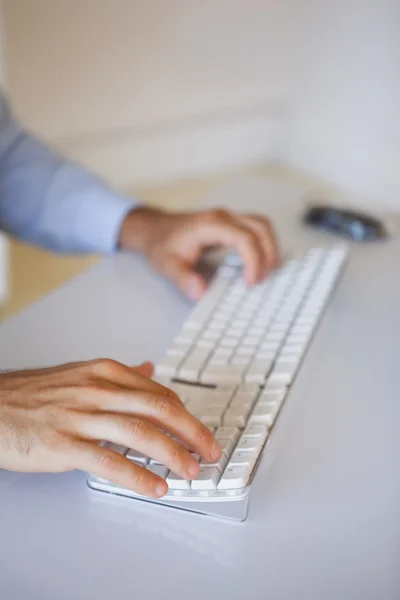 Empresario escribiendo en el teclado en el escritorio —  Fotos de Stock