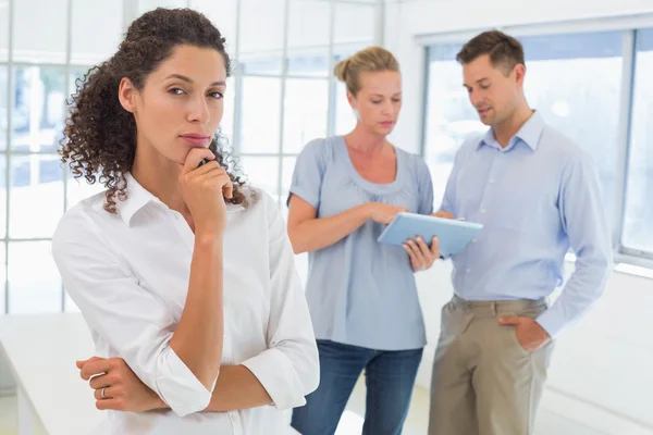 Casual businesswoman looking at camera with hand on chin — Stock Photo, Image