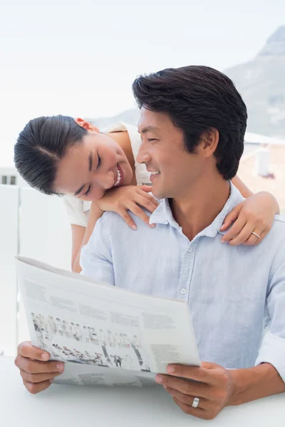 Paar liest gemeinsam Zeitung — Stockfoto