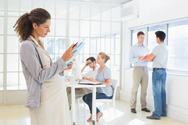 Femme d'affaires enceinte fichier de lecture — Photo