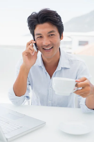 喝咖啡和谈电话的男人微笑着 — 图库照片